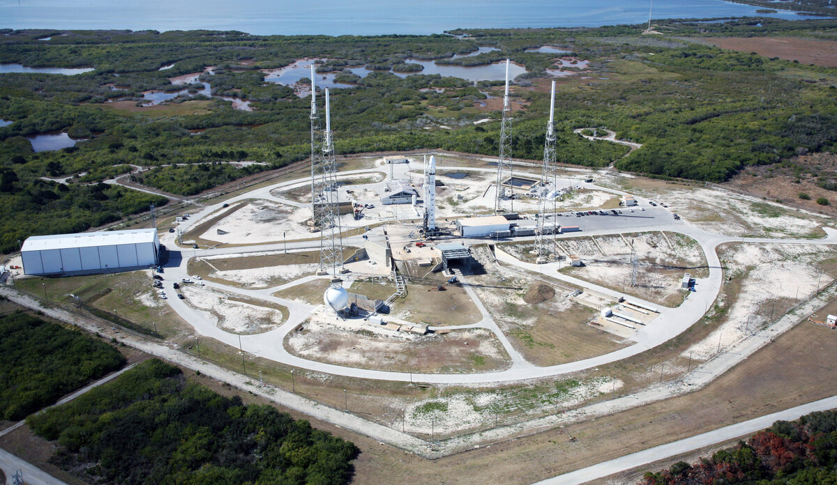 Foguete da SpaceX sendo lançado ao espaço com rastro de fogo