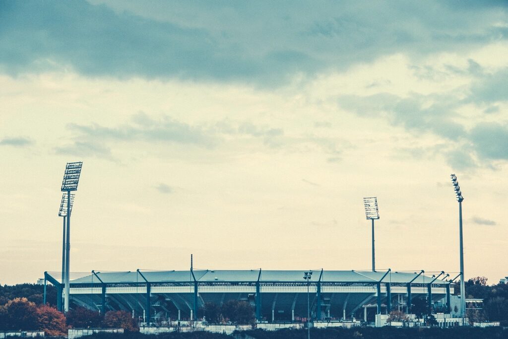 Bola de futebol no gramado de um estádio